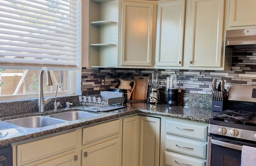 Mount Angel House | Located near wineries, tulip festival, outlets, Bauman’s Fram & state parks!