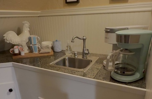 Fort Grounds House | Location! Couples Getaway, Gals with Pals, Fine Linens, Beach, Bikes, Paddle B