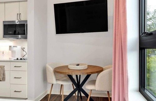 Edgehill Apartment | Location! Pool + Parking 1 mile to Broadway!