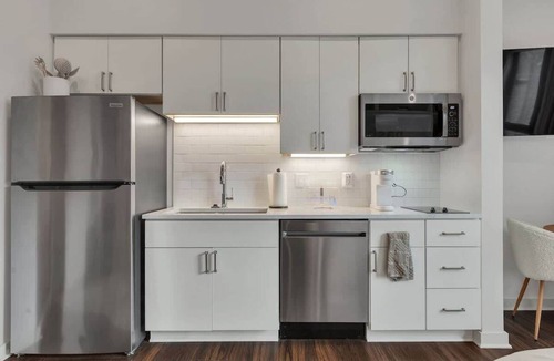 Edgehill Apartment | Location! Pool + Parking 1 mile to Broadway!