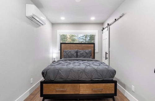 Lower Kingsbury House | Location Views! 3b3.5b Sleeps 8!