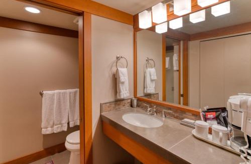 Black Butte Ranch House | Lodge Room 024