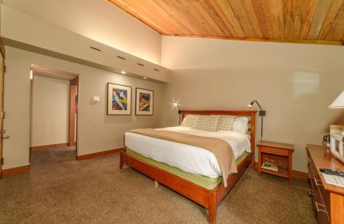 Black Butte Ranch House | Lodge Room 024