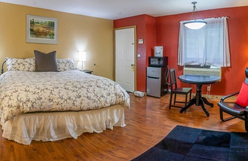 Ashland Hotel | Lodge Room 5 with Jacuzzi Tub at Green Springs Inn