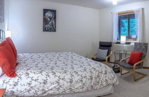 Ashland Hotel | Lodge Room 6 at Green Springs Inn