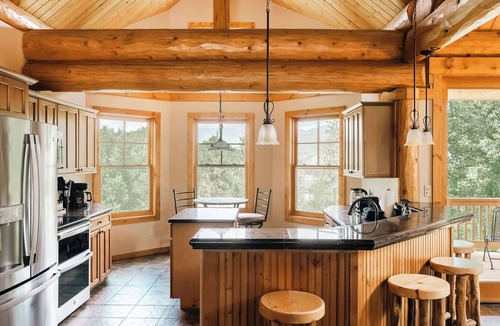 Three Peaks Cabin | Log Cabin Getaway | Hot Tub | Ski, Hike, Relax