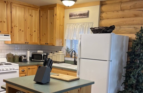 Chiloquin Cabin | Log cabin near Crater Lake and the Williamson river