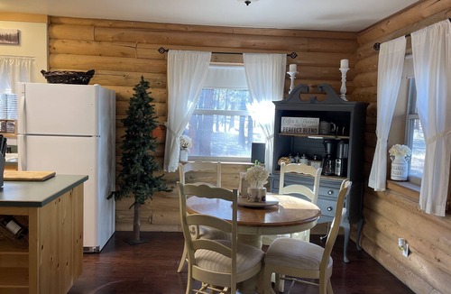 Chiloquin Cabin | Log cabin near Crater Lake and the Williamson river