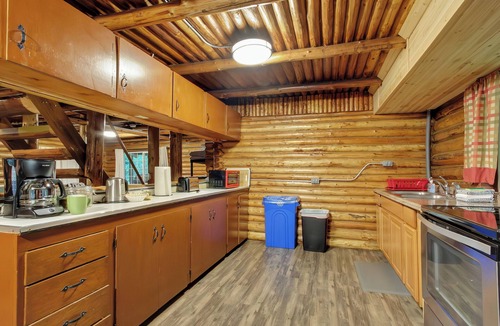 Ashford Cabin | Log Cabin Near Mount Rainier, Sleeps 8, Fireplace and Fire Pit