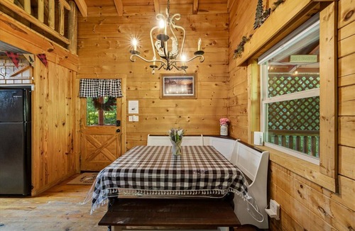 Knoxville Cabin | Log Cabin, UTK/Neyland, Smokies, 16acres, FP, HotTub, GameRoom, Fishing, Pets