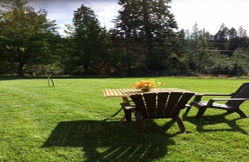 Newport House | Log Home Getaway Surrounded by meadows & Mountains