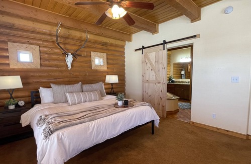 Fort Valley Cabin | Log Home with Spectacular Mountain View