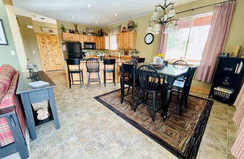 Crescent Cabin | Log style Cabin near Crater Lake with Mountain Views!