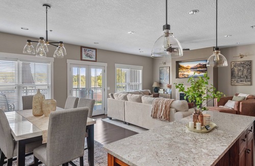 Le Claire Condo | Lone Star Loft on the Mississippi River!