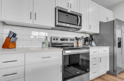 Old City Condo | Lone Tree Lux | Queen Bed | Free Parking + Balcony