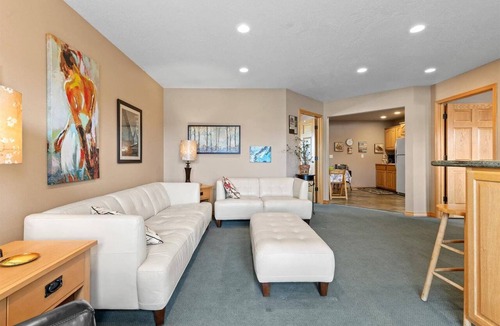 Hayden Condo | Long Stays Welcome |ADA Home with Cozy Fireplace, Close to Silverwood, Restaurants & Hayden Lake!