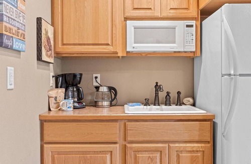 Hayden Condo | Long Stays Welcome |ADA Home with Cozy Fireplace, Close to Silverwood, Restaurants & Hayden Lake!