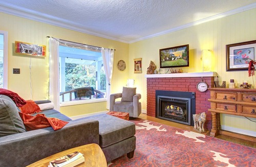 Pleasant Valley Apartment | Long Term Discounts in Historic Home!