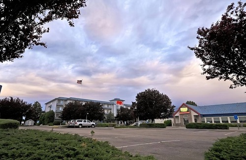 Nampa Hotel | Look No Further! 2 Comfortable Units, Indoor Pool, Near Taco Bell Arena!