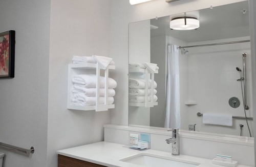 Tigard House | Look No Further! 3 Classy Units, Indoor Pool, Free Parking and Breakfast