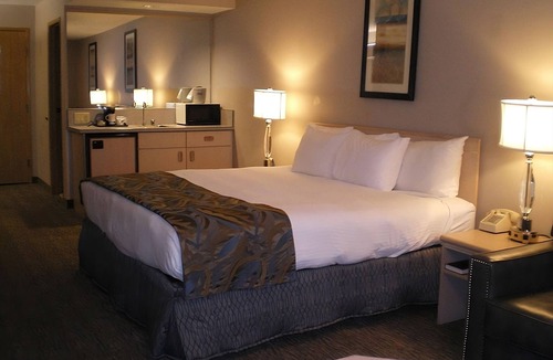 Nampa Hotel | Look No Further! On-site Restaurant and Bar, Near Roaring Springs Water Park!
