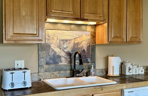Gardiner Cabin | Looking for an Alternative to a Big Box Motel? We're it!
