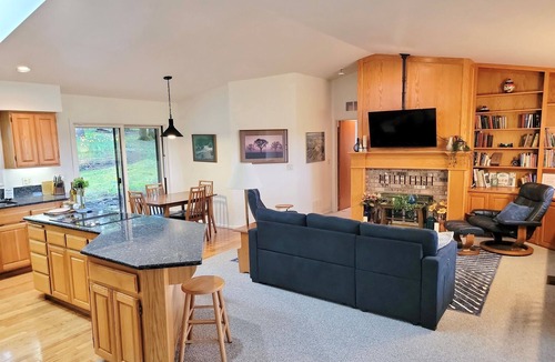 Corvallis House | Lookout- epic views, close to OSU, quiet