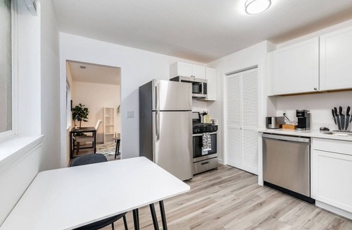 Hilltop Apartment | Lovely 1BR Private Downtown Hub - 10