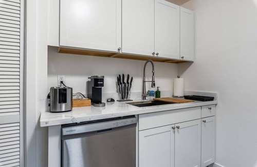 Hilltop Apartment | Lovely 1BR Private Downtown Hub - 10