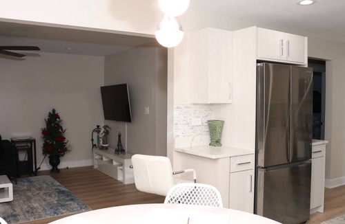 Des Plaines Apartment | Lovely 2 - Bedroom apartment with free parking