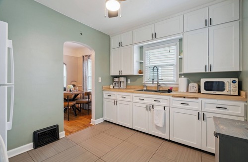 Cedar Rapids House | Lovely 2-bedroom cottage in charming Cedar Rapids