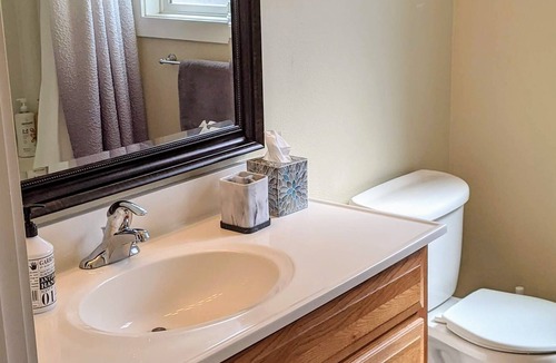 Camas Apartment | Lovely 2 Bedroom Duplex Unit Near Restaurants and Parks