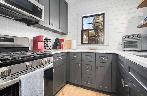 Mobile Cottage | Lovely 4-bedroom modern cottage in tranquil Midtown Mobile