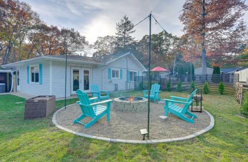 Au Gres House | Lovely Au Gres Cottage w/Hot Tub: Walk to Beach!
