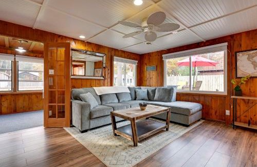Au Gres House | Lovely Au Gres Cottage w/Hot Tub: Walk to Beach!