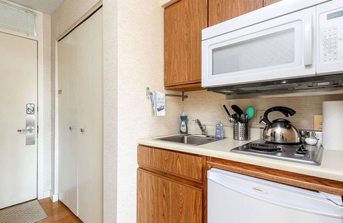 Williamsburg Condo | 🏖️ Lovely Beachside Studio @ The Shores | Deck + Bay Views + Champagne Welcome ➠ 5679