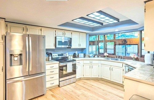 Puyallup House | Lovely Manorwood Home w/Private Indoor Pool!