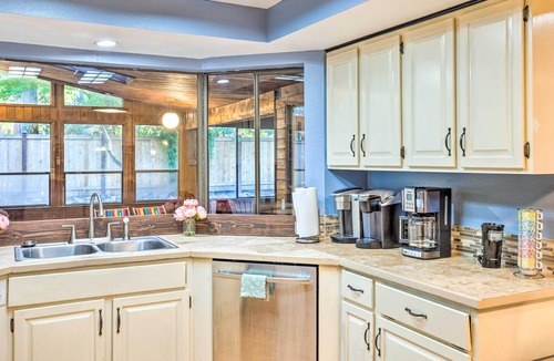 Puyallup House | Lovely Manorwood Home w/Private Indoor Pool!