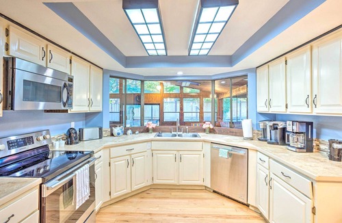Puyallup House | Lovely Manorwood Home w/Private Indoor Pool!