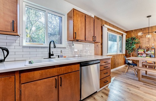 Mount Hood Village House | Lovely Mt. Cabin near Mt. Hood with Hot Tub & Community Pool