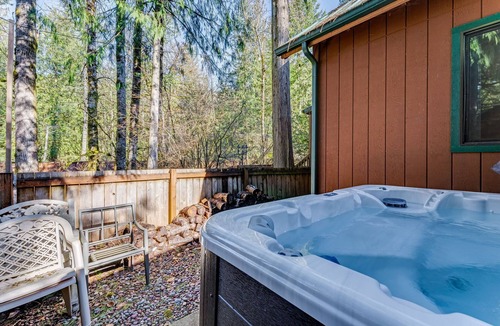 Mount Hood Village House | Lovely Mt. Cabin near Mt. Hood with Hot Tub & Community Pool