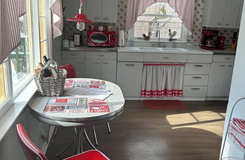 Olivet Apartment | Lovely Restored Vintage Retreat! Cozy & Quiet - Near Marshall & I-69 5 min