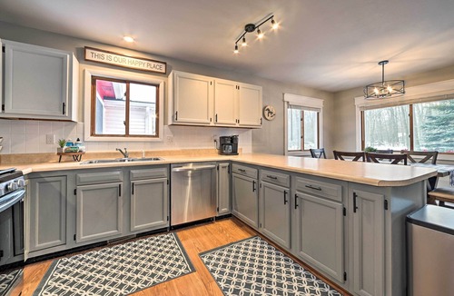 Higgins Lake Cabin | Lovely Roscommon Cabin < 3 Mi to Higgins Lake!
