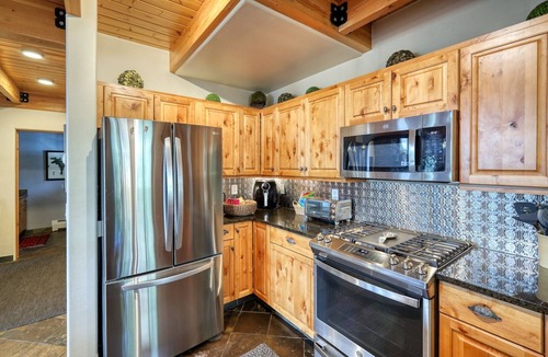 Big Sky House | Lovely Ski-in/Ski-out home in Moonlight Basin with Hot Tub!