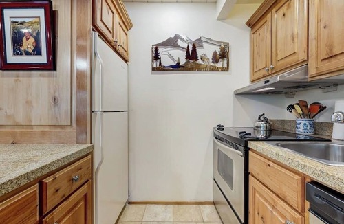 Elkhorn Apartment | Lovely Studio Close to Dollar Mountain w/Full Kitchen/Free WiFi/Deck/Netflix