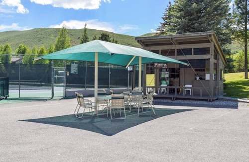 Elkhorn Village Apartment | Lovely Studio Remodeled in 2020 with Shared Pool, Hot Tub & Lift Access
