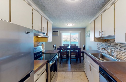 Chelan Condo | Lovely Top-Floor Condo w/Free WiFi, Private Balcony, Gas Grill, and Views