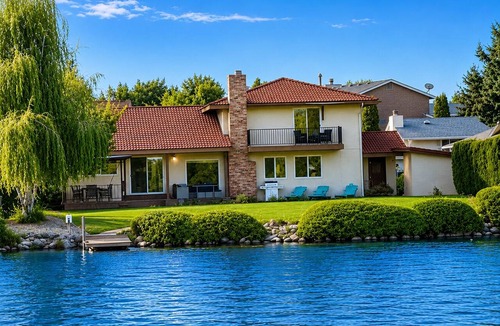 Moses Lake House | Low Bank Luxury Lakefront Retreat with Private Dock, Hot Tub, Game Room & Kayaks