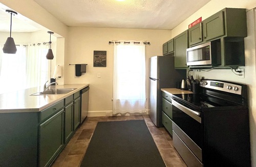Hood River House | LUCKY! You Score a Straight Flush When You Book This Home! Walk to Downtown Hood River