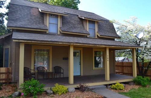 Hood River House | LUCKY! You Score a Straight Flush When You Book This Home! Walk to Downtown Hood River